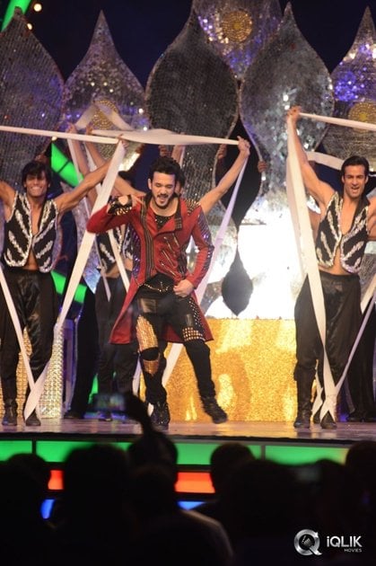 Akhil-Akkineni-Dance-Performance-at-IIFA-Utsavam-2016